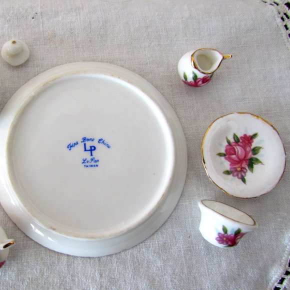 MINI TEA SET, VINTAGE CHINA TEA for TWO DOLLS, GOLD RIMS, By LU PAO + TABLECLOTH - Picture 6 of 7